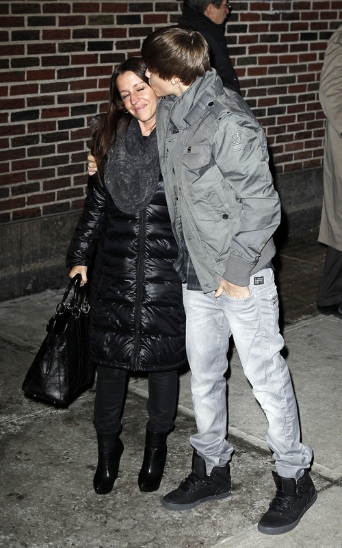 Lights, Camera&mldr;..FLASHDANCE!: Justin Bieber And His Mom Hug It Out At