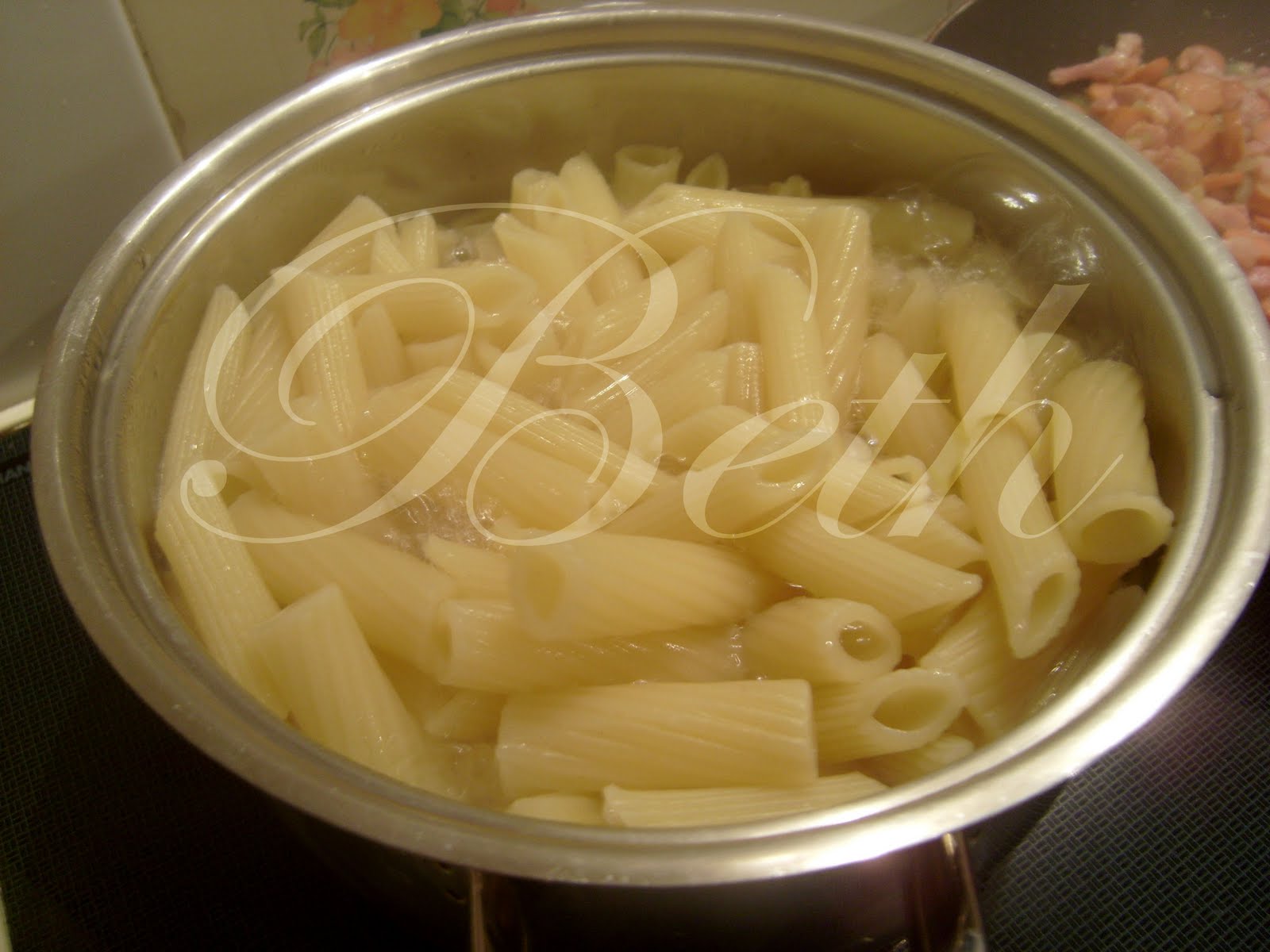 . Pâtes Crèmeuses aux Bacon et Saucisses / Massa Cremosa com Bacon e