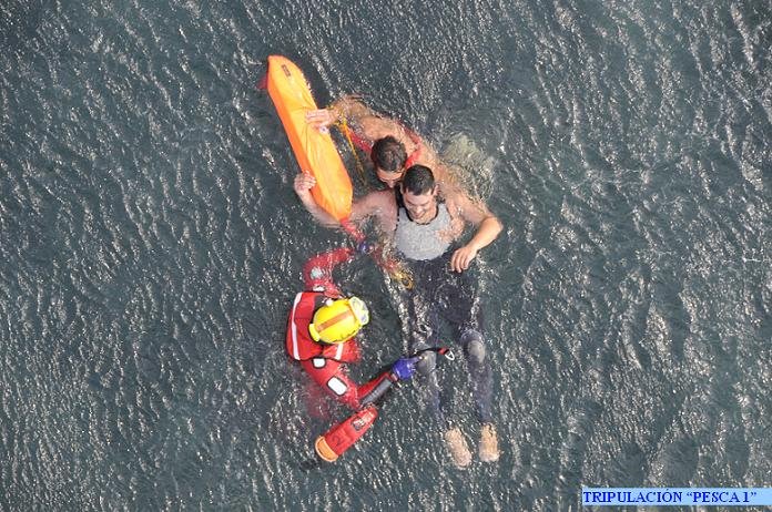 Rescatador colocando una Eslinga de Rescate