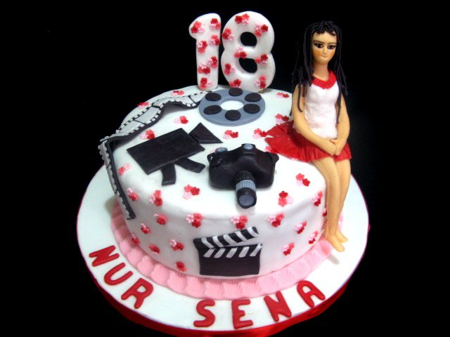 NİL BUTİK PASTA 18 YAŞ DOĞUM GÜNÜ PASTASI