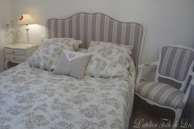 Deco Chambre Couleur Bleu : tête de lit et fauteuil cabriolet tissus rayures matelas clous Deco Chambre Couleur Bleu : tête de lit et fauteuil cabriolet tissus rayures matelas clous