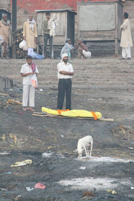 Kehidupan di sungai Gangga India Mayat+siap+larung