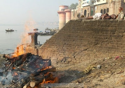 Kehidupan di sungai Gangga India Ada+juga+yang+siap+bakar