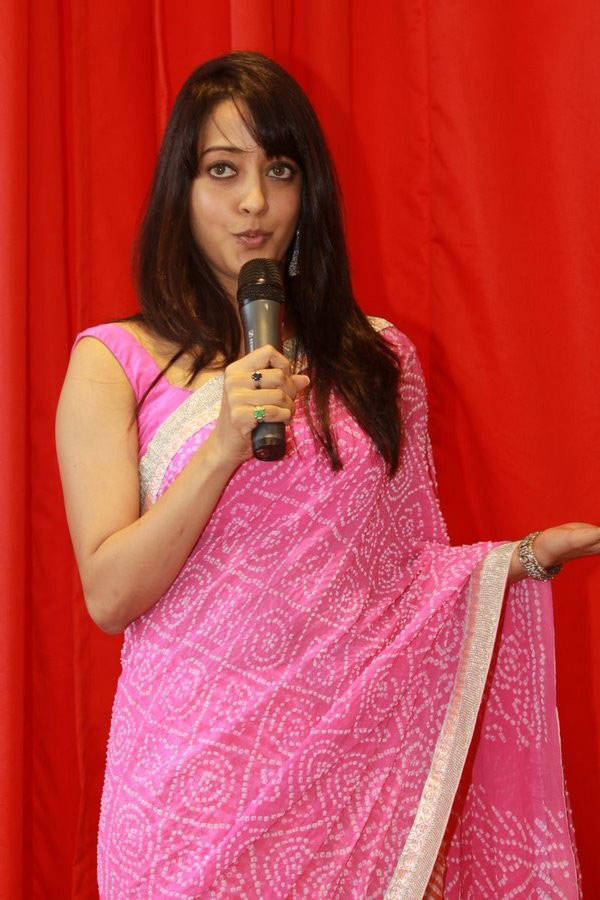 wallpapers of actress in saree. in Pink saree wallpapers.