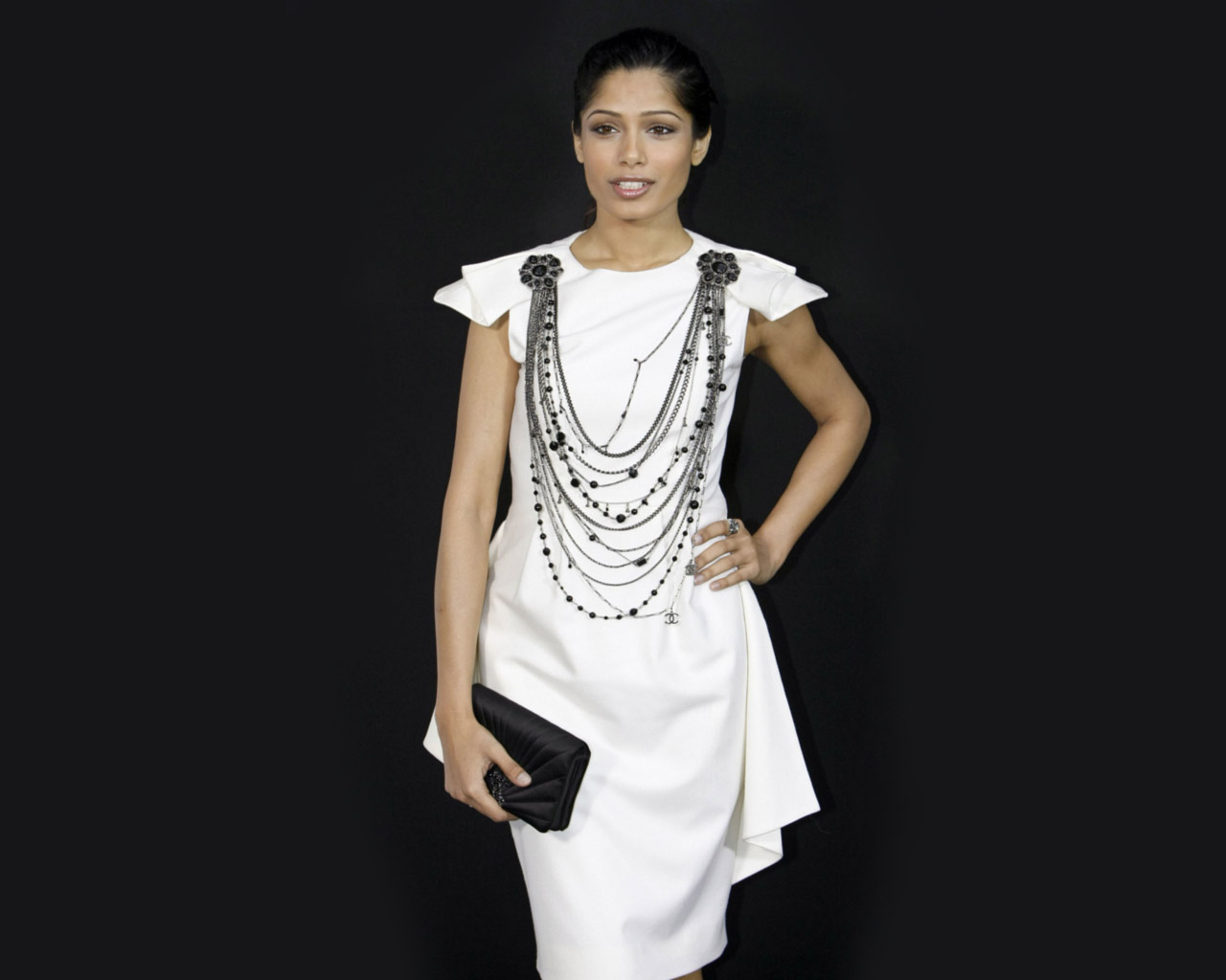 [Freida-Pinto-bollywood-wallpapers.jpg]