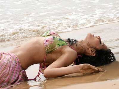 Bollywood actress hot wallpapers from beach.