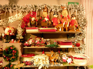 Decorazione di natale che appende sopra il fondo di legno rustico. vint Sweet Sweet Home: VISITA A FEBO GARDEN ( DECORI NATALIZI)