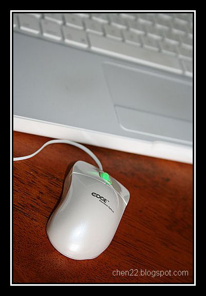 [IMG_4926+mouse+macbook.jpg]