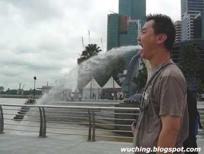 Singapore Merlion spit out water 3