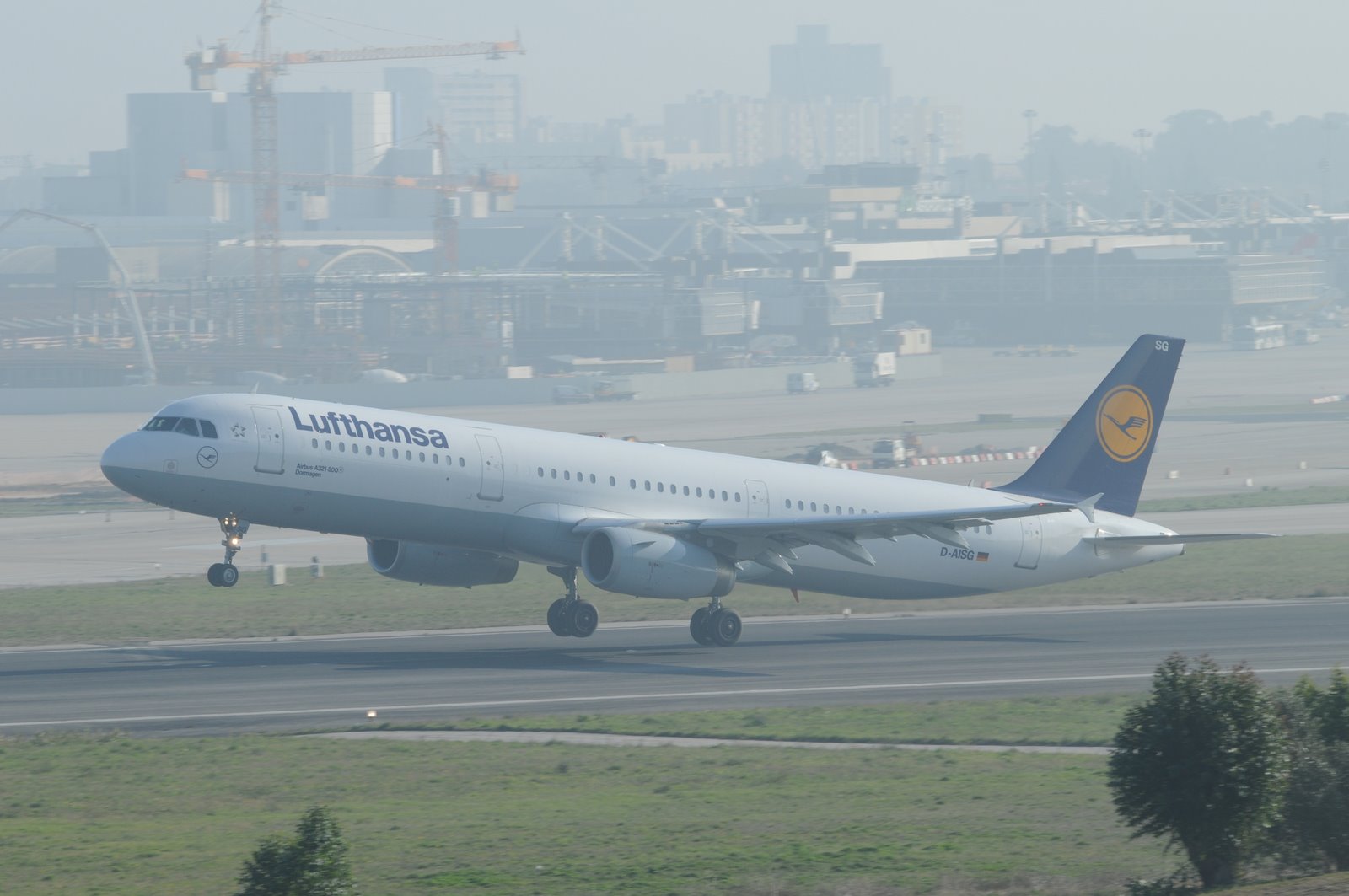 [Lufthansa+A321+D-AISG++2008-12-18+0849.JPG]