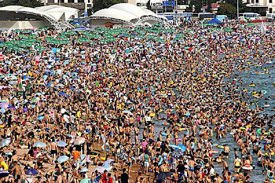 ¡Todos a la playa! ¡Joder qué atasco!