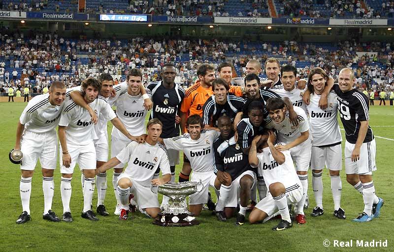 [equipo_posa_con_trofeo.jpg]