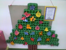 Arvore de natal feita com caixas de ovos