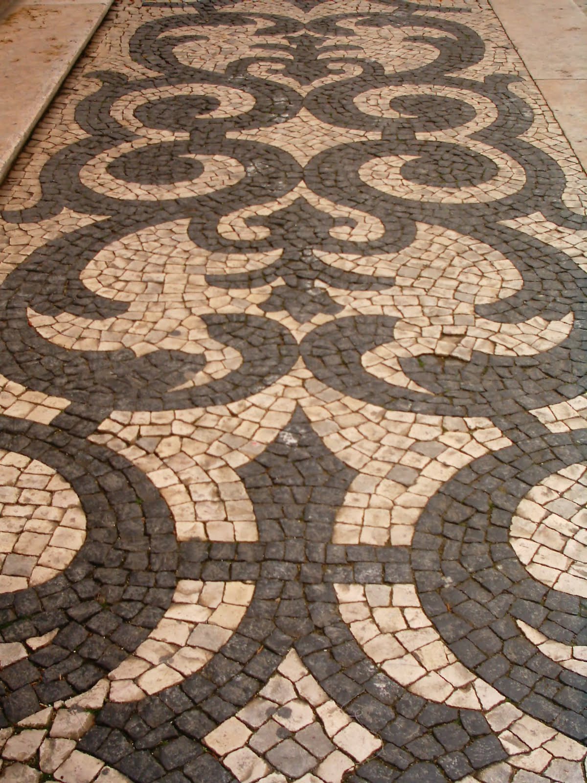 [Lisbon_calcada.jpg]