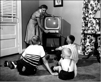 kids-watching-50s-tv.png