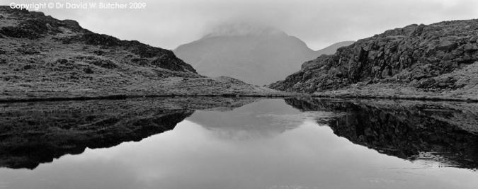 [lakes-great-gable-sprinkling-tarn-reflection-093111.jpg]