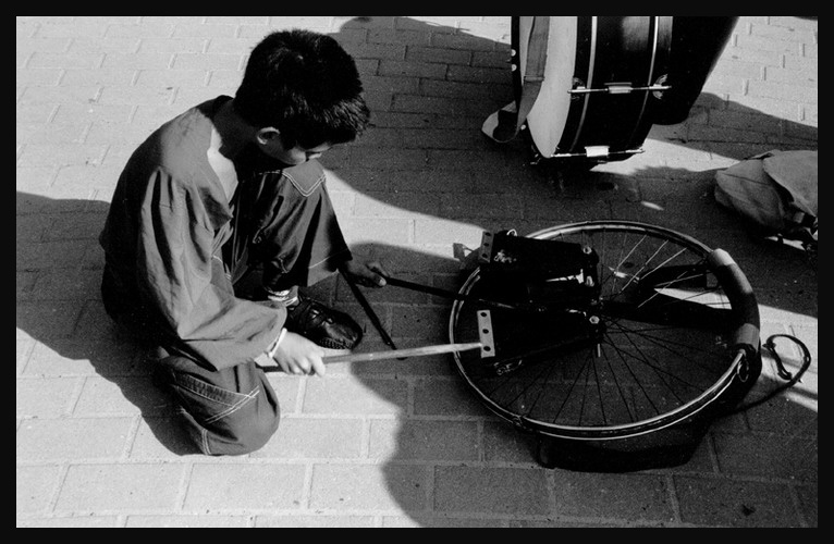 [Enfant+devant+une+roue.jpg]