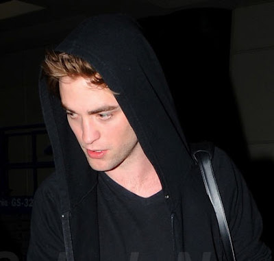 {...//.... أكبر موسوعة صور للمثل : Robert Pattinson ....\\...} Robert+Pattinson+arrives+in+Vancouver2+5.10.09