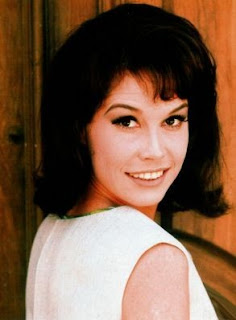 Suburgatory S01E18 HDTV x264-LOL eztv torrent on isoHunt