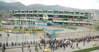 PUBLICO  INGRESA  AL  ESTADIO  HUANCAYO