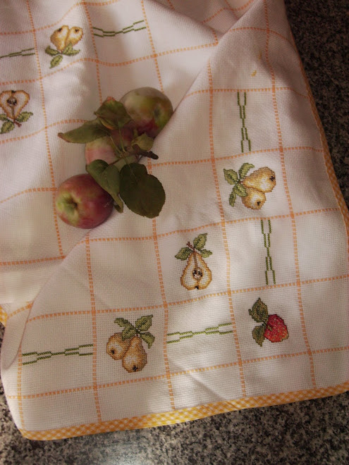 toalha de mesa com pêras e morangos