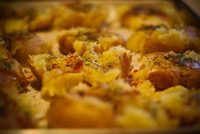 cartofi, ceapa, carne, mancare, post, slanina, cuptor, boia, piper, mirodenii, smantana, pofta buna, prieteni, timp liber