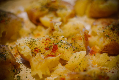 cartofi, ceapa, carne, mancare, post, slanina, cuptor, boia, piper, mirodenii, smantana, pofta buna, prieteni, timp liber