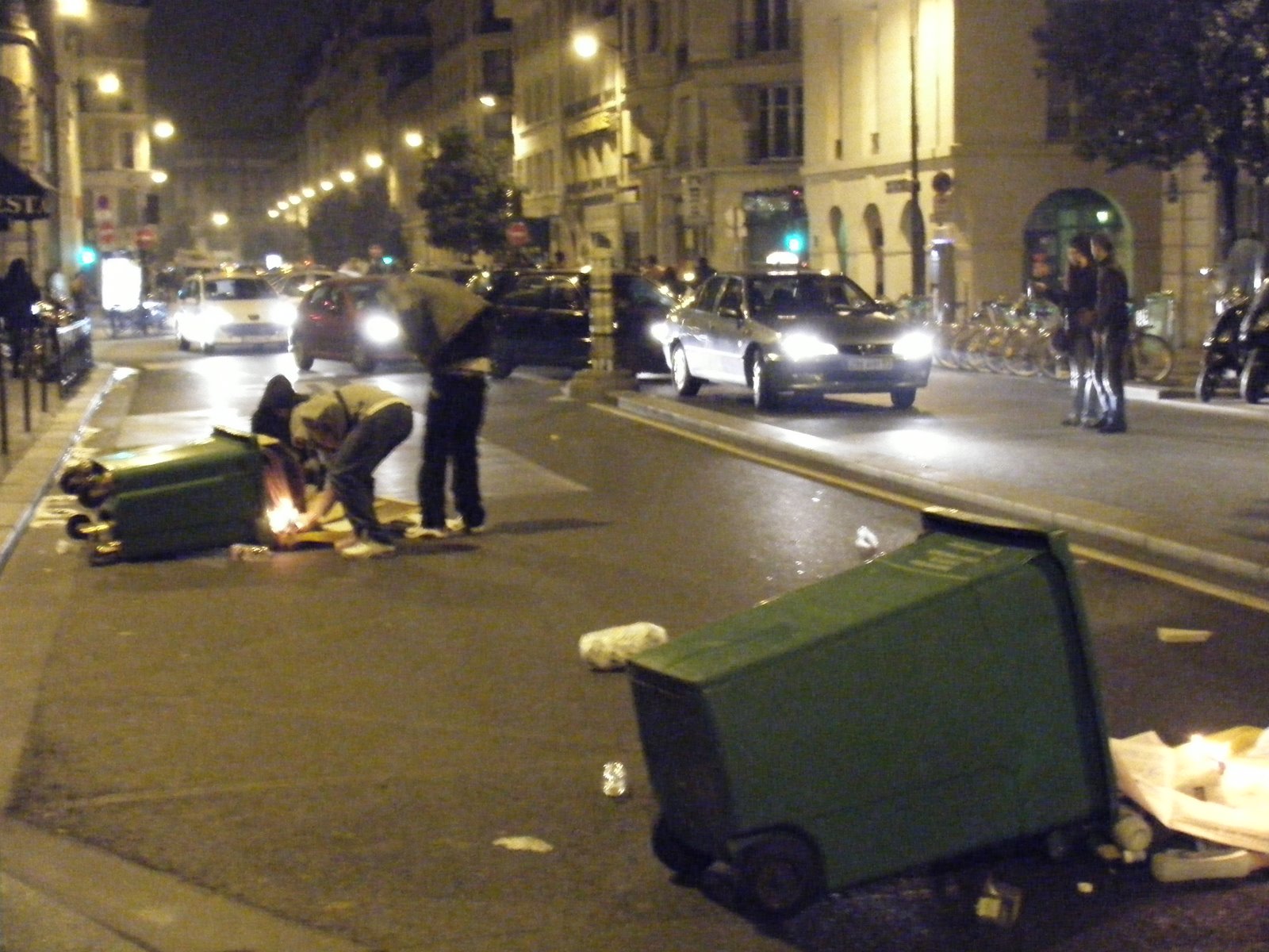 [大学の夜　拡大]