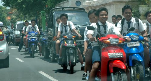 "motor aing kumaha aing..." wajarrrr... "jalan umum kumaha aing..." kurang ajarrr... 2 safetry riding masuk sekolah 1