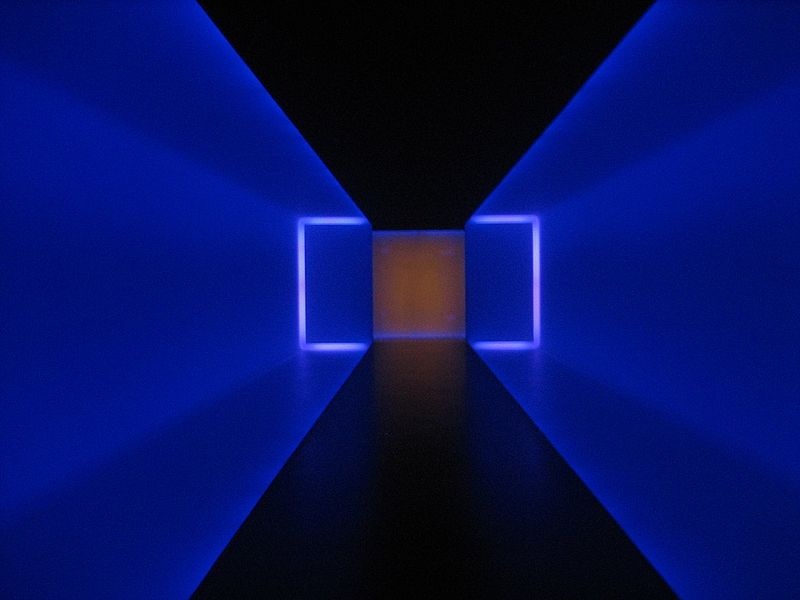 [px-'The_Light_Inside',_Site-specific_installation_of_Neon_light,_gypsum_board,_plaster,_and_glass_by_James_Turrell,_1999,_Museum_of_Fine_Arts,_Houston.jpg]