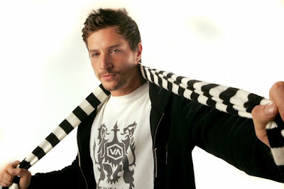 Simon Rex posando con su bufanda