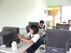 Murid-murid sedang menggunakan komputer
