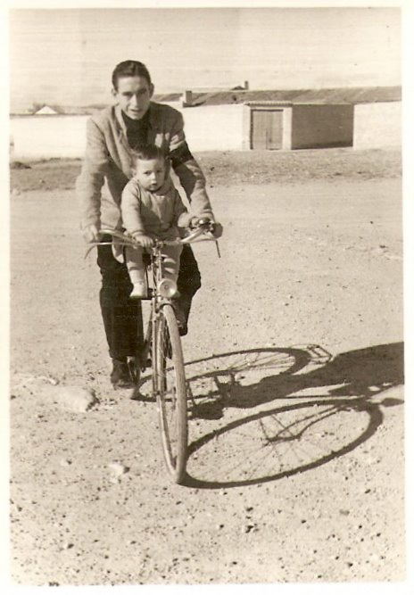 12. Mi tío Evelio, hermano de mi padre, me lleva en bicicleta en Fuente Álamo, Albacete, año 1950.