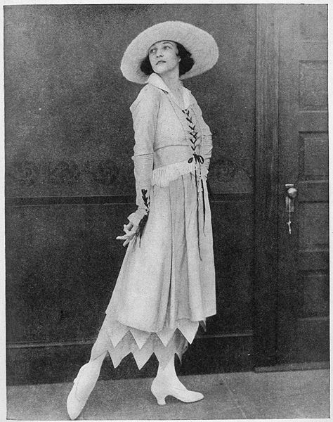 [474px-Irene_Castle_Summer_Costume_before_1917.jpg]
