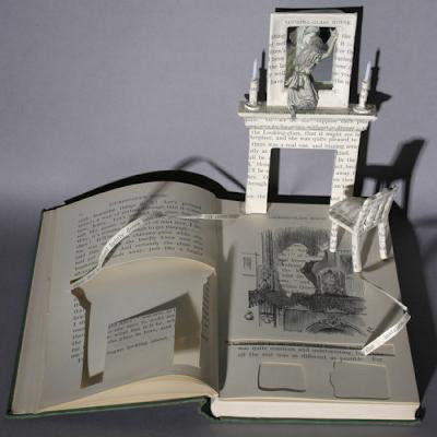 Esculturas de papel em páginas de livro