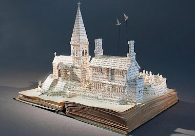 Esculturas de papel em páginas de livro
