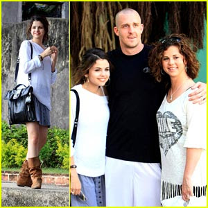 http://3.bp.blogspot.com/_hBljNOVNs30/ScQbeqXWVfI/AAAAAAAAAL0/WX8kC6Qu9uc/s320/selena-gomez-family-sightseeker.jpg