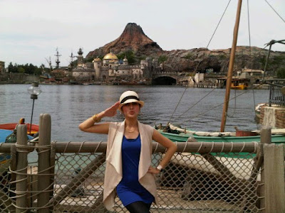 Sandra Dewi in Tokyo Disneyland