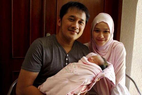 Hanung Bramantyo and Zaskia Adya Mecca donate baby supplies for victims of 