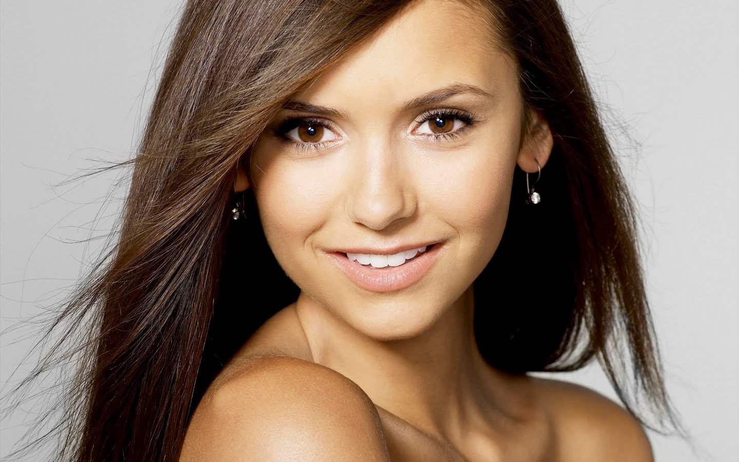 Download this Nina Dobrev picture