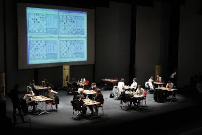 Les premiers échiquiers sur la scène © Fédération Française des Echecs
