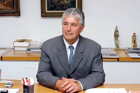 http://3.bp.blogspot.com/_hNHSbu7hpE0/SwbYZTLFFFI/AAAAAAAAAko/WXvHGZaAMDc/s1600/roberto+requiao.jpg