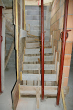 una vista de la escalera al segundo nivel