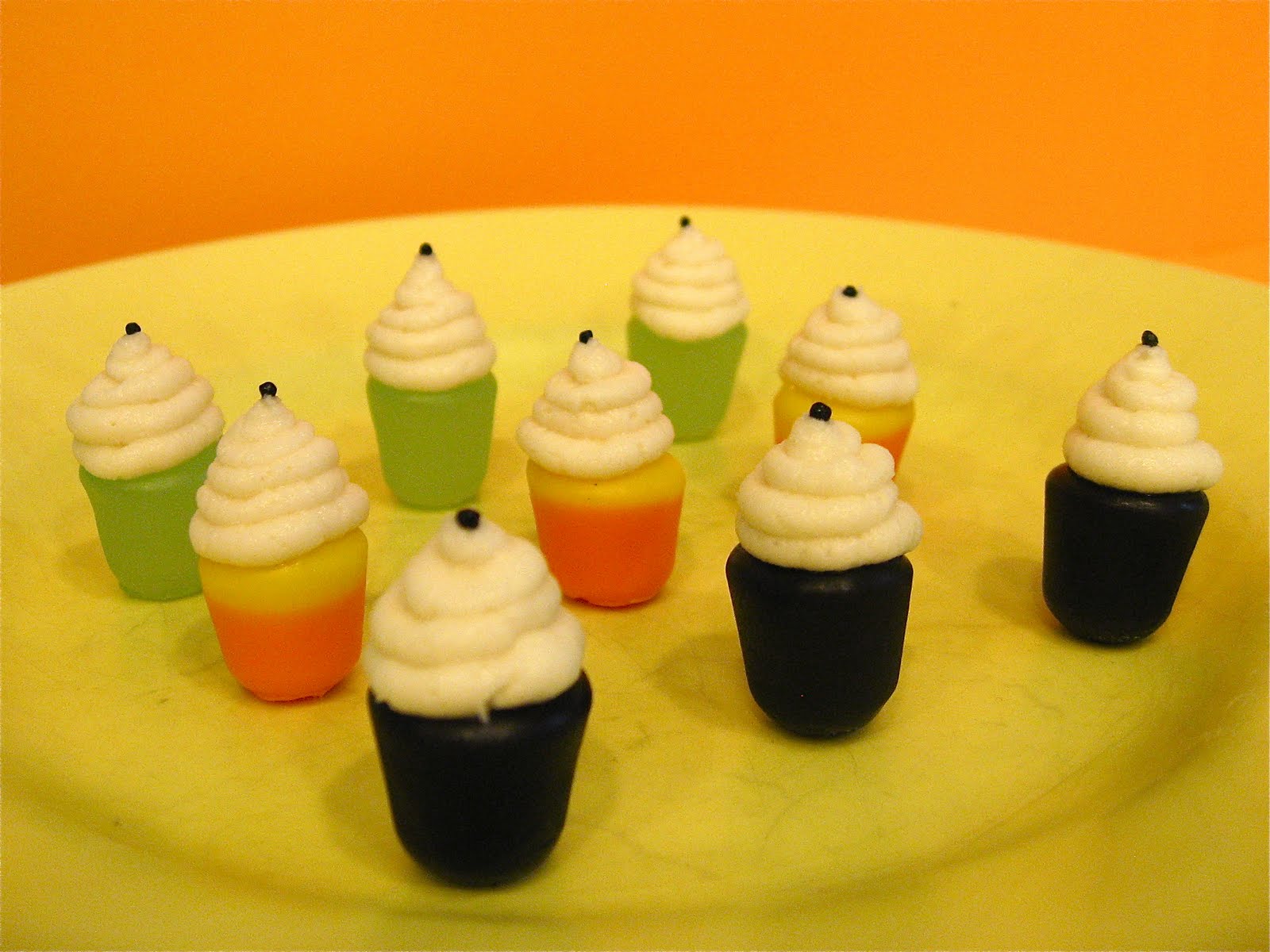 halloween cupcakes candy corn Posted by Michelle Clausen at 8:56 PM