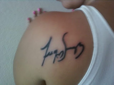 trey songz tattoos. A fan gets Trey Songz to sign