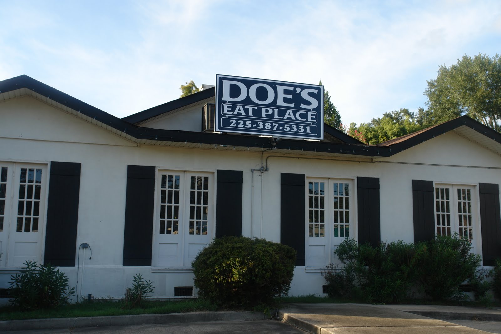 Bite and Booze Get Your Steak On at Doe's Eat Place