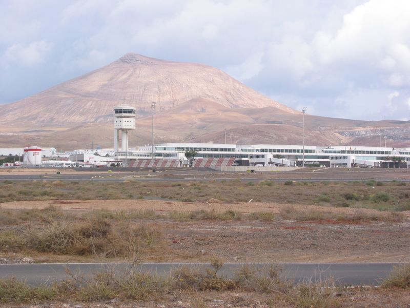 [800px-Arrecife-Airport.jpg]