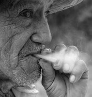 NECESITAMOS ALGO PARA QUE LA GENTE MUERA Anciano+fumando