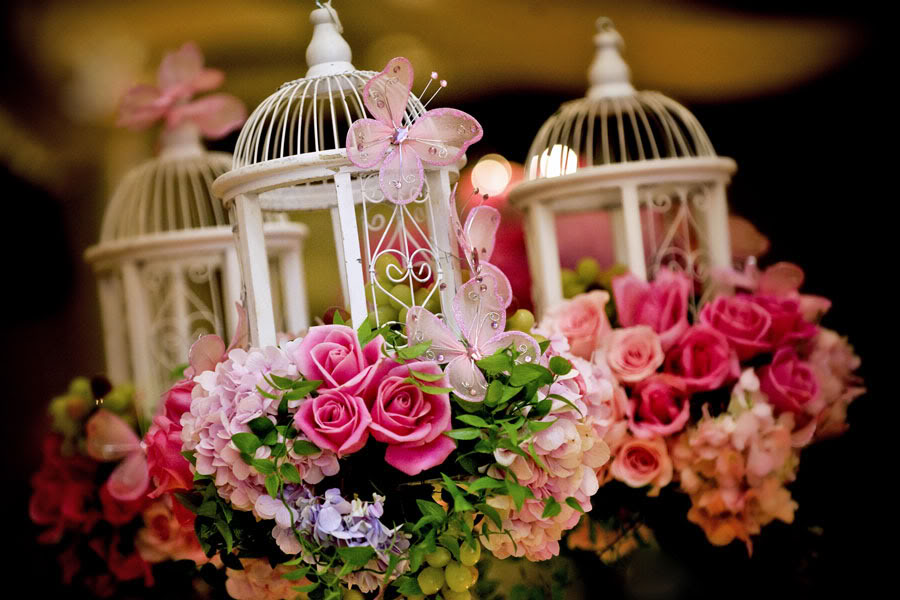 The trend of having Birdcages as wedding decor has been quite sometime in 