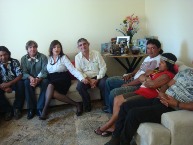 Recebendo meus amigos índios de todo o Brasil em minha casa no dia do meu aniversário
